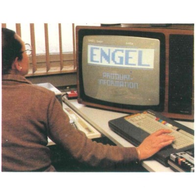 Ein damaliger Computer mit Bildschirm auf dem das ENGEL Logo zu sehen ist